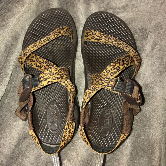 girls chacos size 2